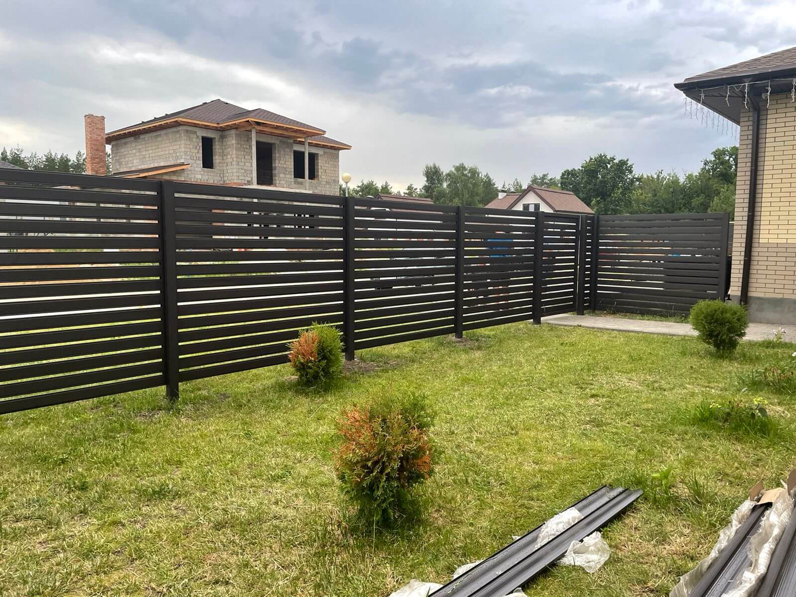 Забор из металлического планкена RAL8019 МАТТЕ фото2 в Ереване