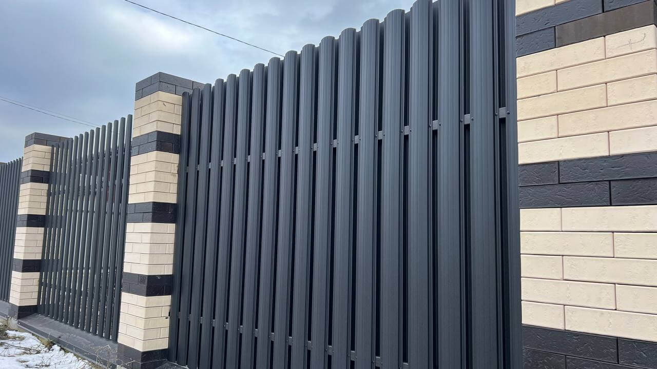 Забор из металлического штакетника RAL9005 Черный МАТТЕ фото 4 в Ереване