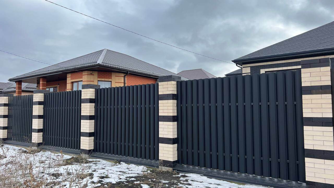Забор из металлического штакетника RAL9005 Черный МАТТЕ в Ереване
