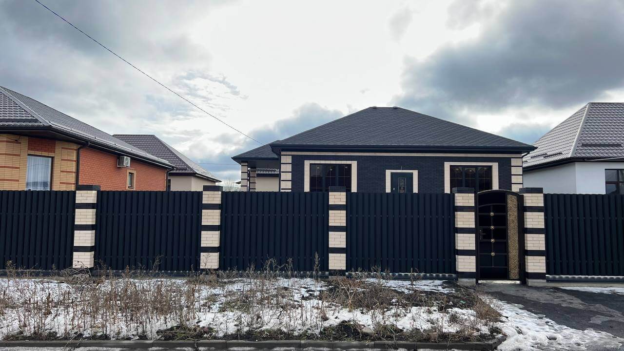 Забор из металлического штакетника RAL9005 Черный МАТТЕ фото 3 в Ереване