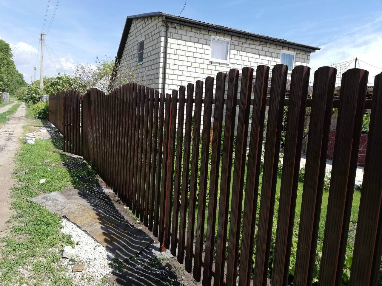 Забор из евроштакетника Плетенка 19м RAL8017 Шоколад в Ереване