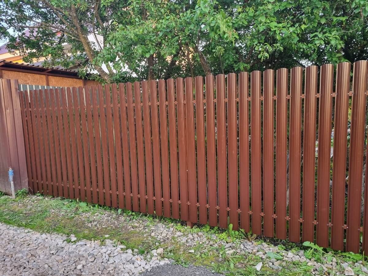 Забор из полукруглого штакетника 16м RAL8017/RAL8017 Шоколад 2-х сторонний в Ереване