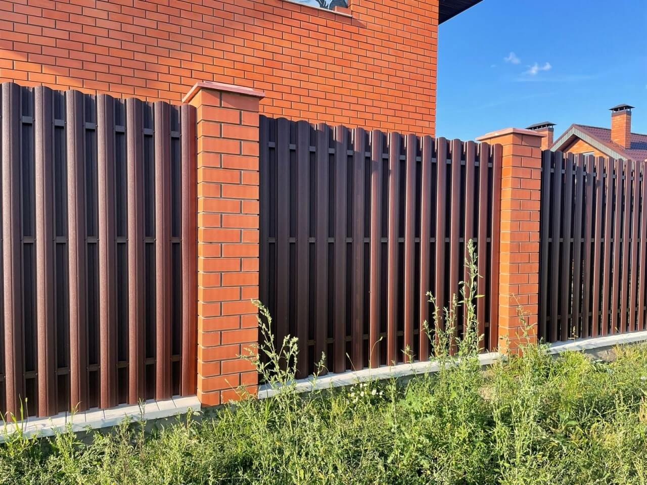Забор из фигурного штакетника 23м RAL8017/8017 Шоколад двусторонний фото 3 в Ереване