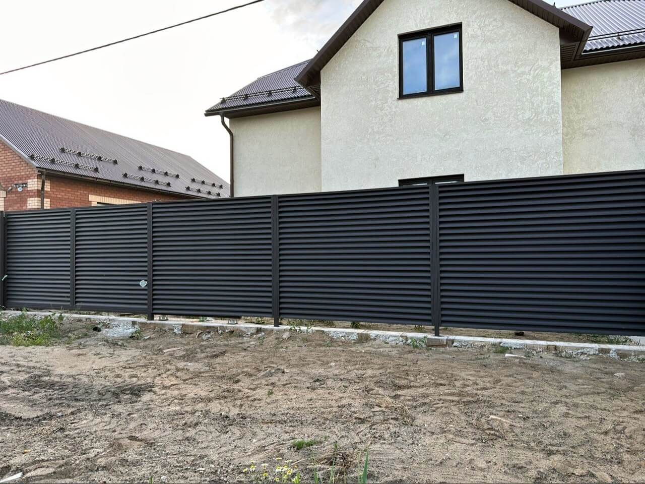 Забор с ламелями еврожалюзи 18м RAL8019/8019 Темный Шоколад МАТТЕ двусторонний фото 1 в Ереване