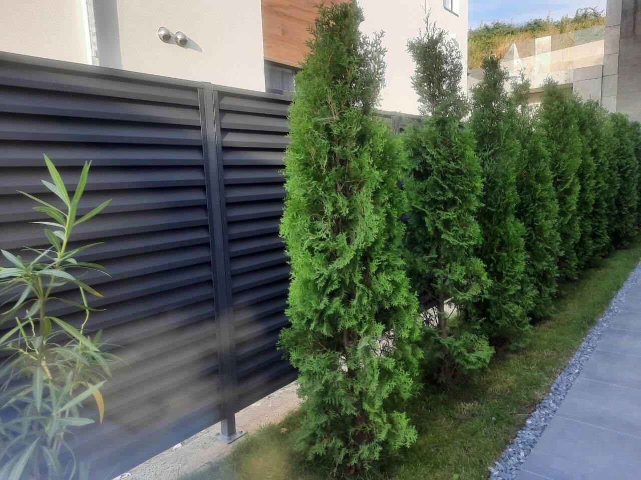 Забор-жалюзи из ламелей Реснички 25м RAL7024 Серый Графит матовый фото 4 в Ереване