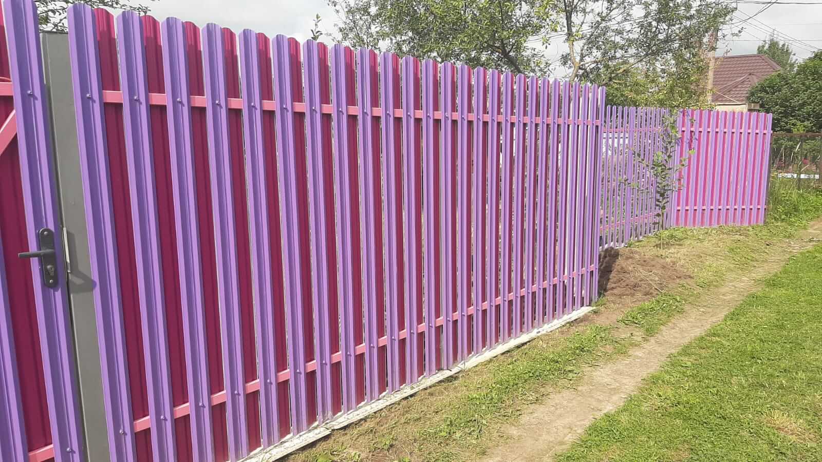 Двухцветный забор из евроштакетника 44м RAL4005 Сиреневый, RAL4006 Пурпурный фото 4 в Ереване