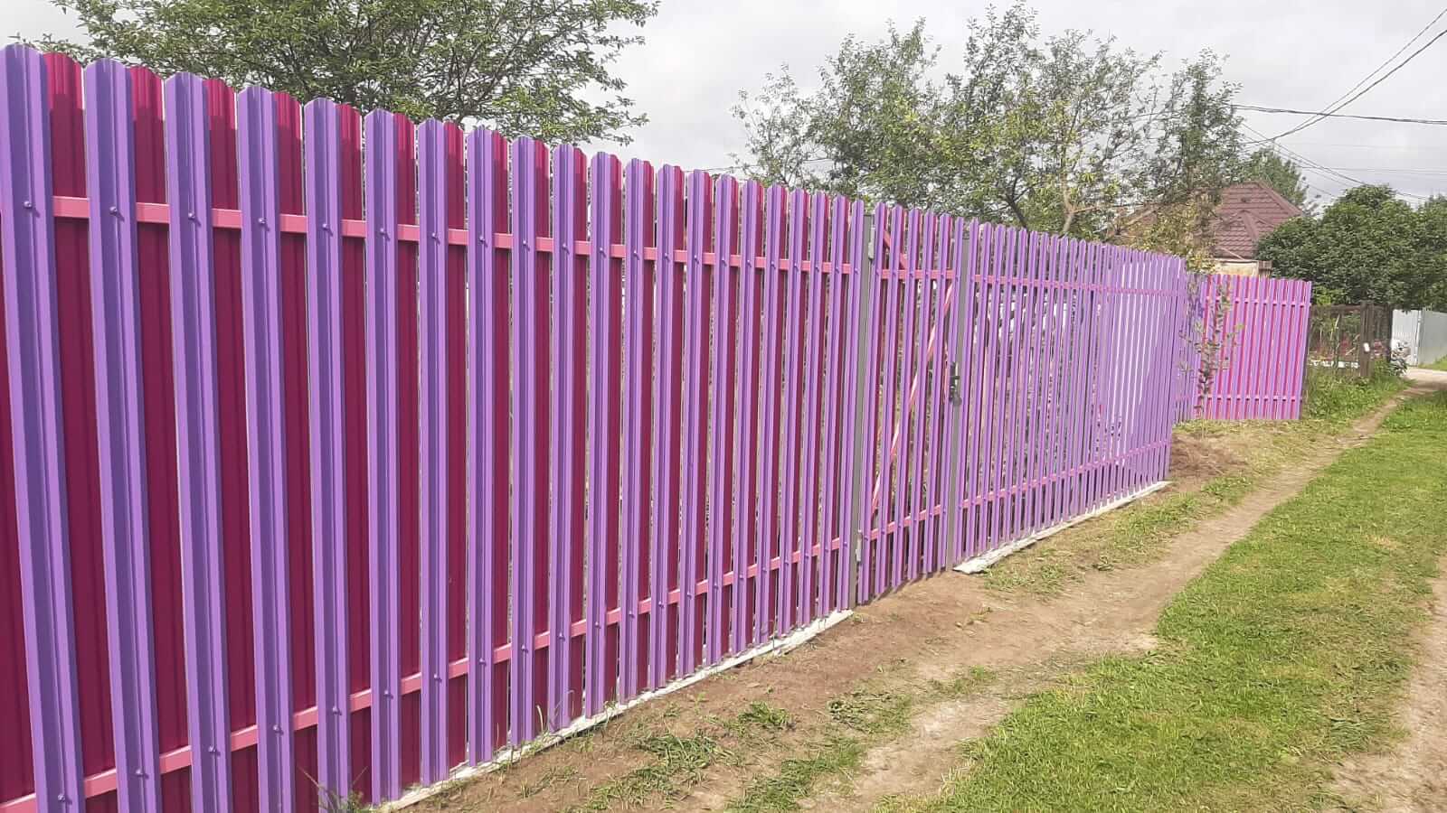 Двухцветный забор из евроштакетника 44м RAL4005 Сиреневый, RAL4006 Пурпурный фото 3 в Ереване