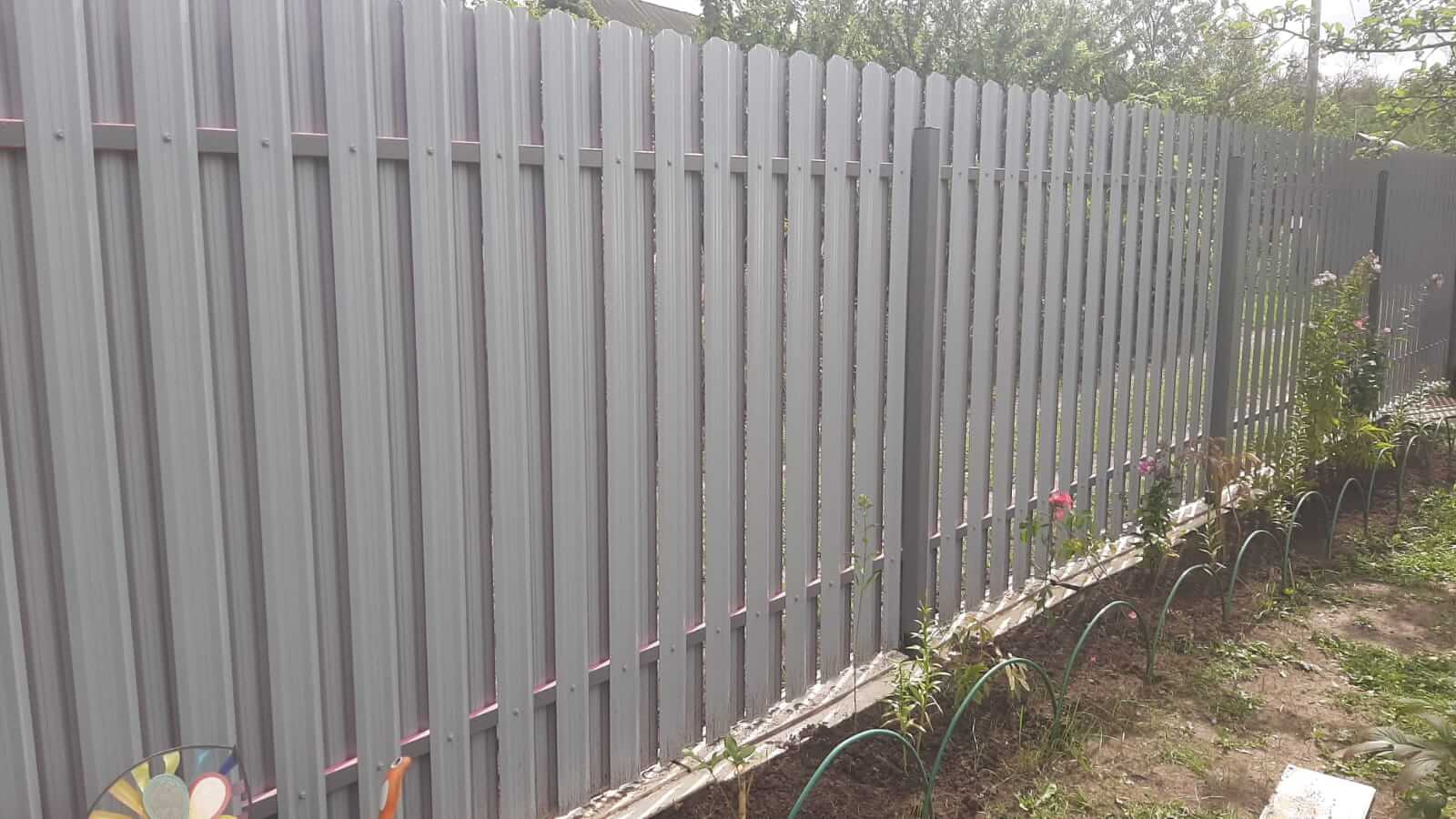 Двухцветный забор из евроштакетника 44м RAL4005 Сиреневый, RAL4006 Пурпурный фото 2 в Ереване