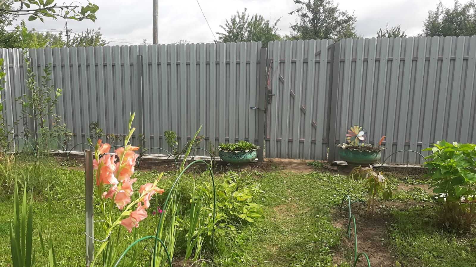 Двухцветный забор из евроштакетника 44м RAL4005 Сиреневый, RAL4006 Пурпурный фото 1 в Ереване
