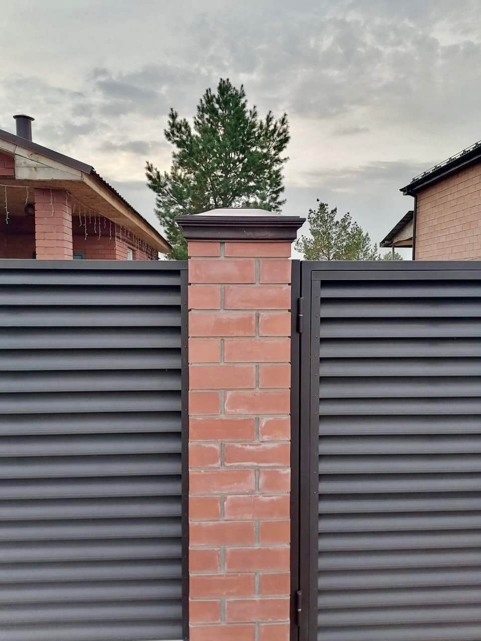 Забор-жалюзи из ламелей Еврожалюзи 38м RAL8019 Темный Шоколад МАТТЕ фото 2 в Ереване