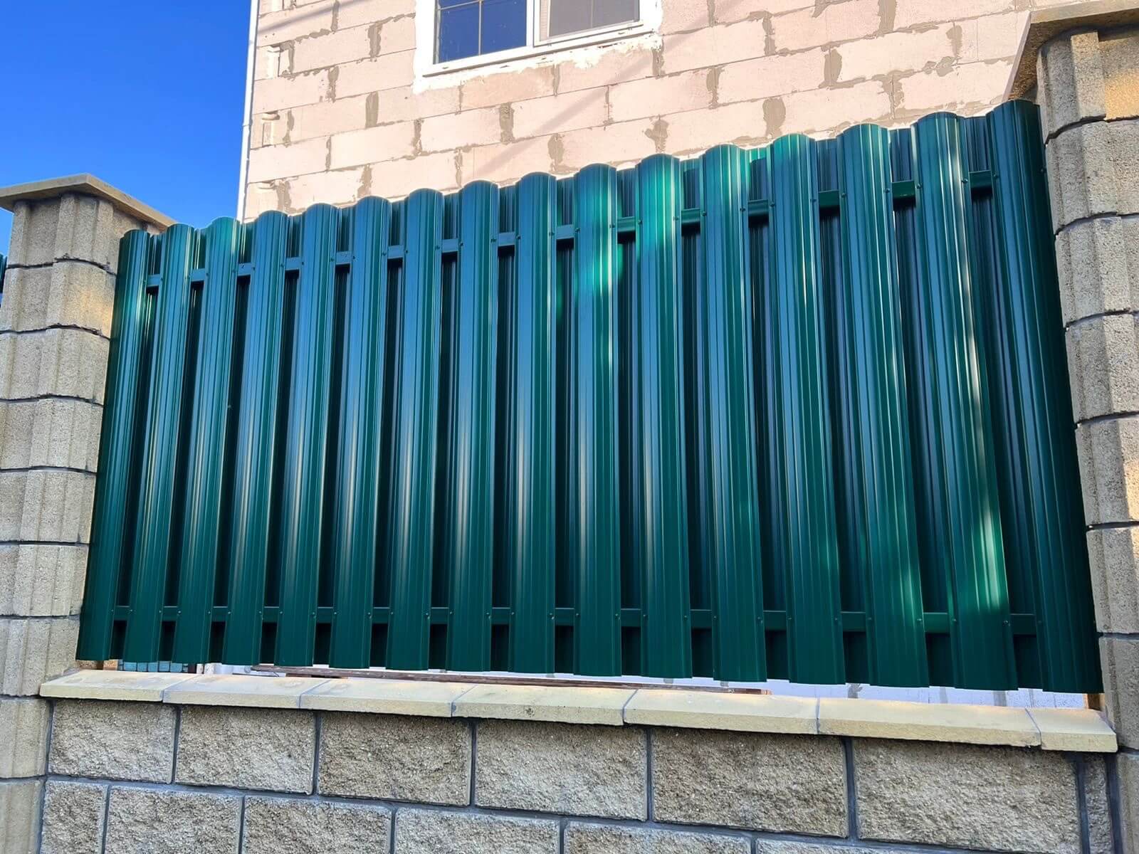Забор из евроштакетника 22м RAL6005/6005 Зеленый Мох двусторонний фото 2 в Ереване