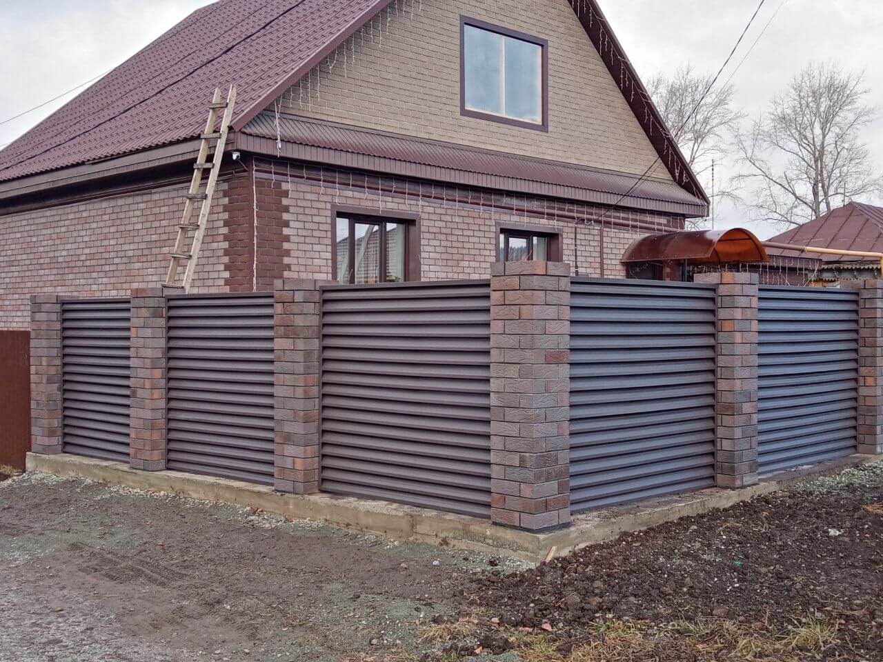 Забор-жалюзи из ламелей ЭКО-Z-US (усиленные) 30м RAL8019/8019 Темный Шоколад двусторонний МАТТЕ фото 3 в Ереване