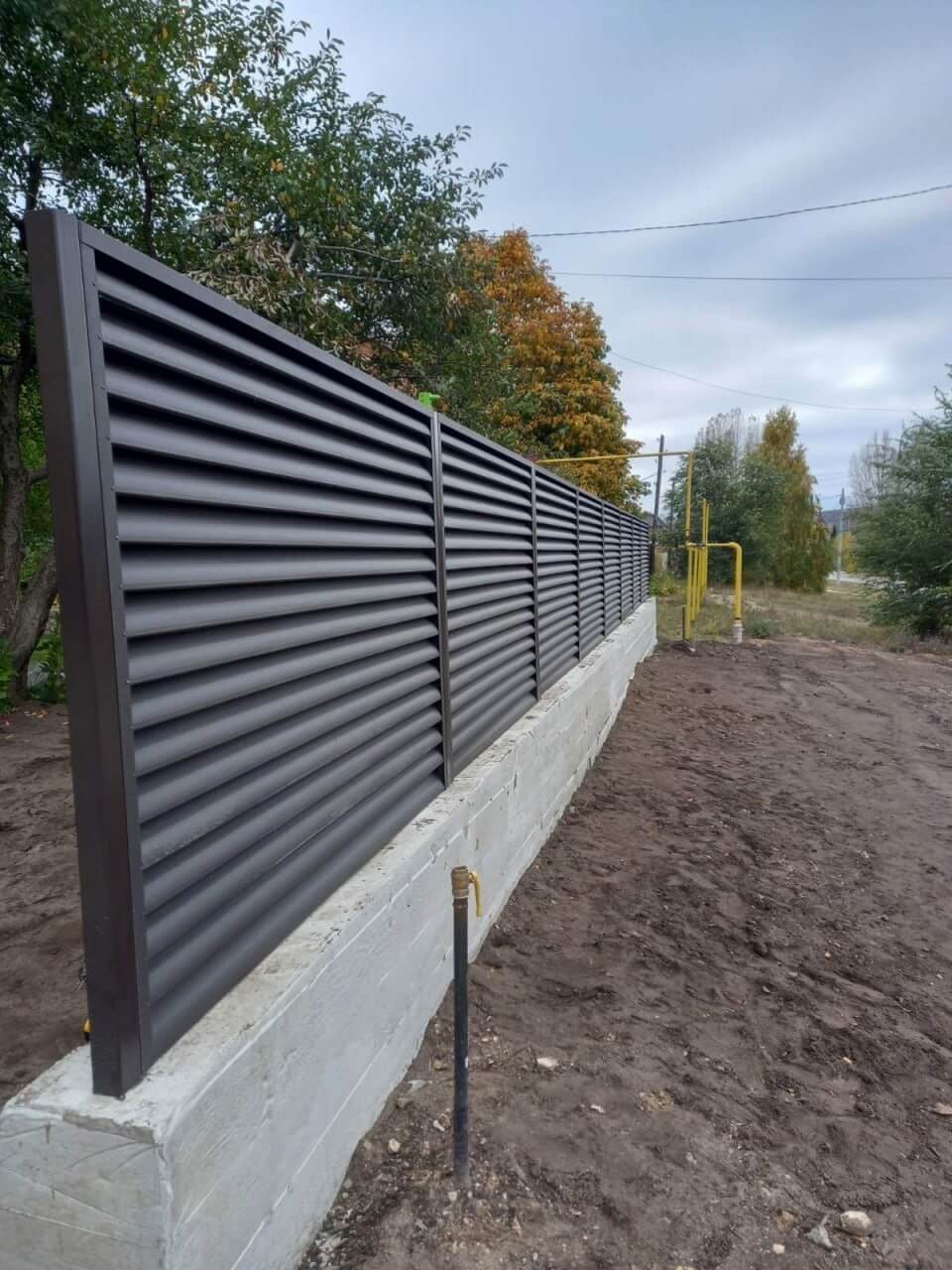 Забор из ламелей еврожалюзи 34м RAL8019/8019 Темный Шоколад двусторонний МАТТЕ фото 3 в Ереване