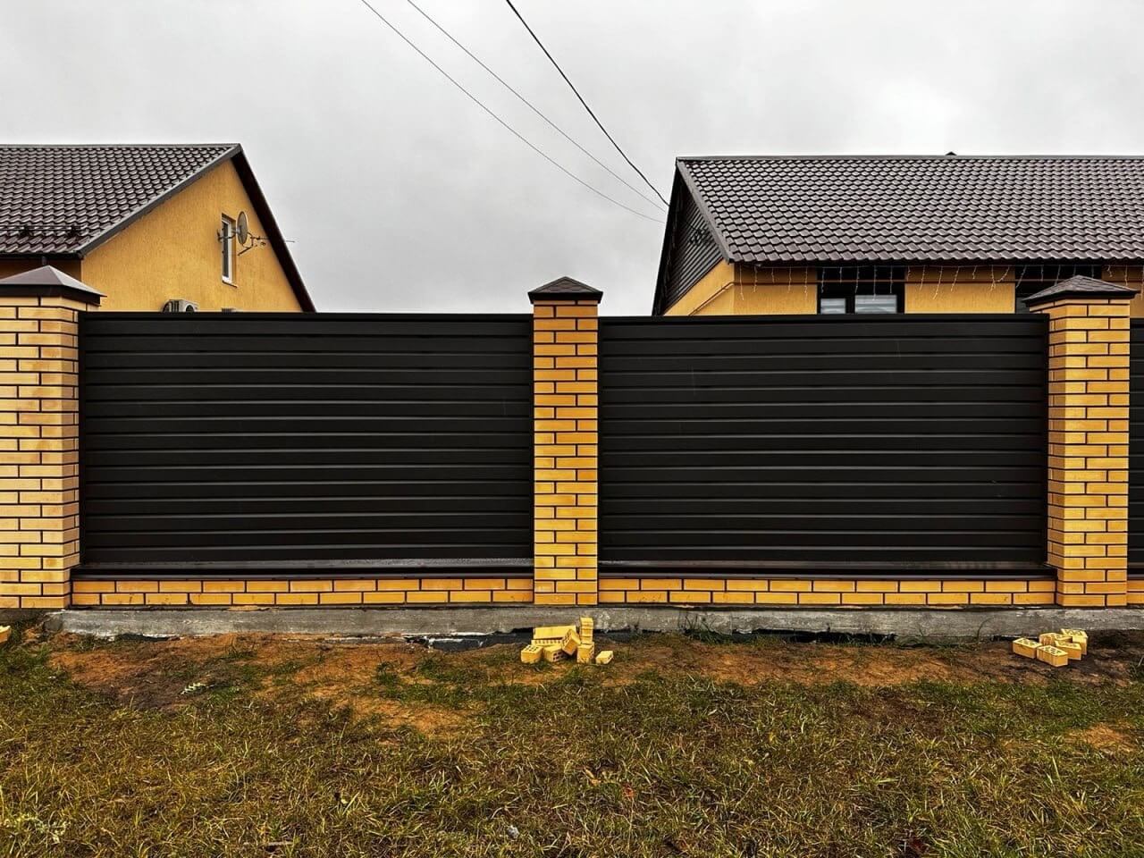 Забор из ламелей Хай-Тек 32м RAL8019/8019 Темный Шоколад двусторонний МАТТЕ фото 1 в Ереване