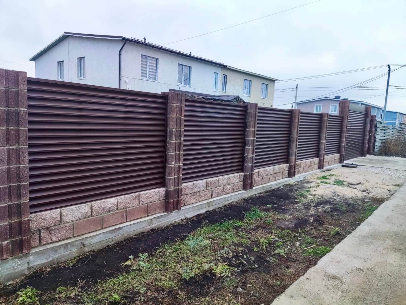 Забор-жалюзи из ламелей ЭКО-Z 13м RAL8019/8019 Темный Шоколад двусторонний МАТТЕ фото 1 в Ереване