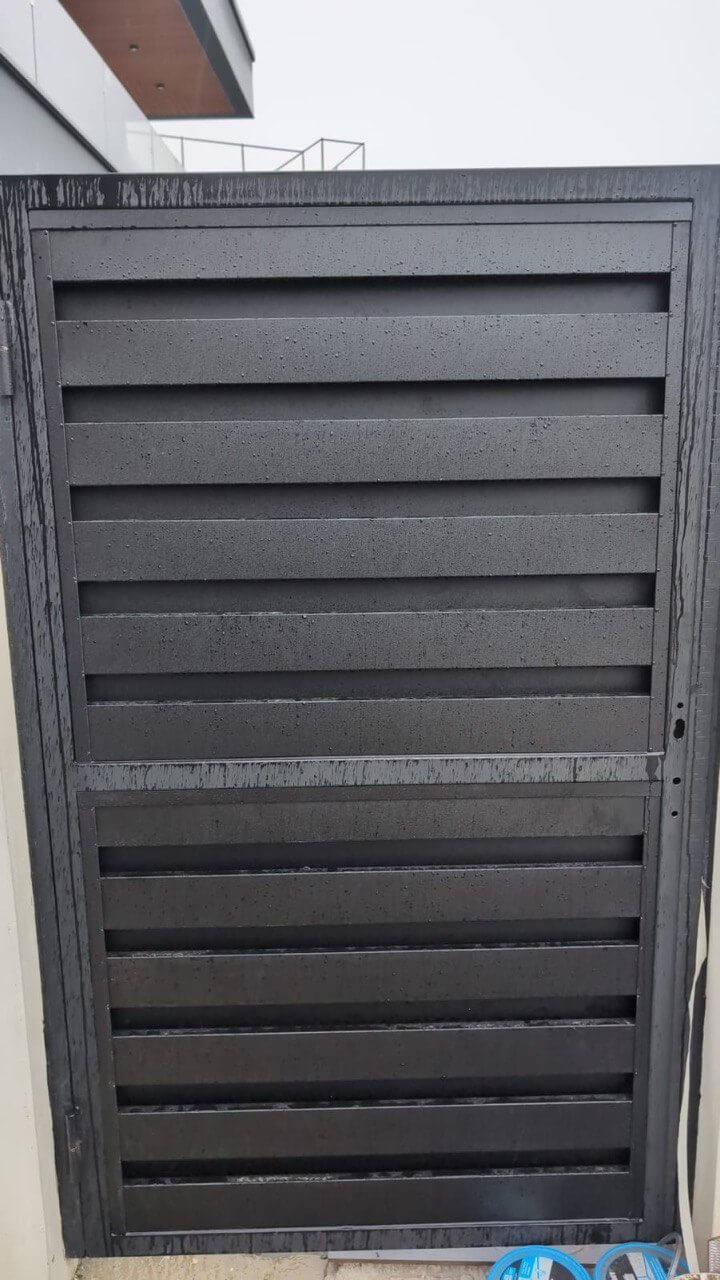 Откатные ворота с калиткой из металлопланкена RAL9005/9005 Черный двусторонний МАТТЕ фото 3 в Ереване