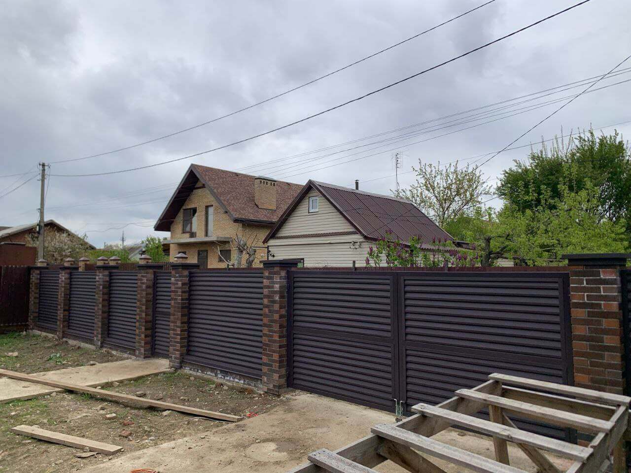 Забор-жалюзи из ламелей Реснички 24м RAL8019/8019 Темный Шоколад двусторонний МАТТЕ фото 2 в Ереване