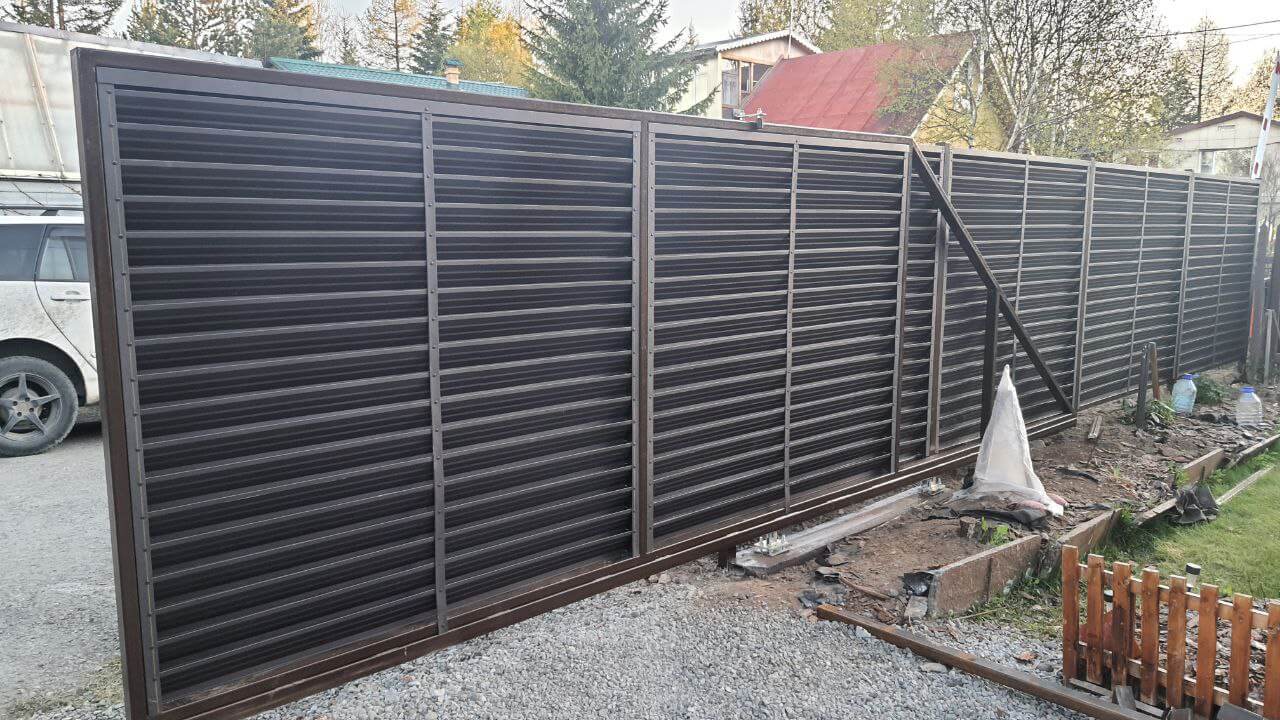 Забор-жалюзи из ламелей ЭКО-Z-US 12м RAL8019/8019 Темный Шоколад двусторонний МАТТЕ фото 1 в Ереване