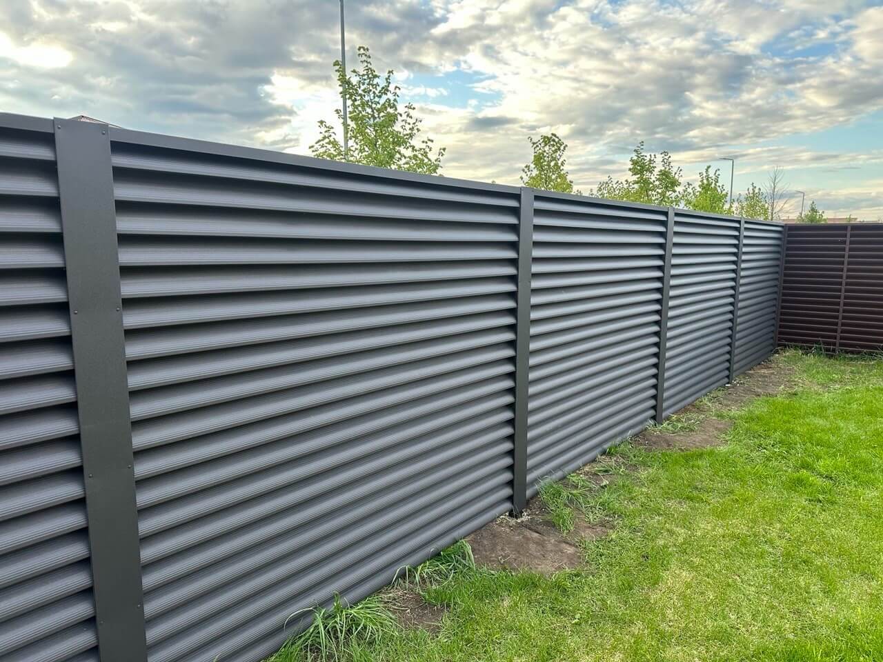 Забор из ламелей еврожалюзи 43м RAL8019/8019 Темный Шоколад двусторонний МАТТЕ фото 1 в Ереване