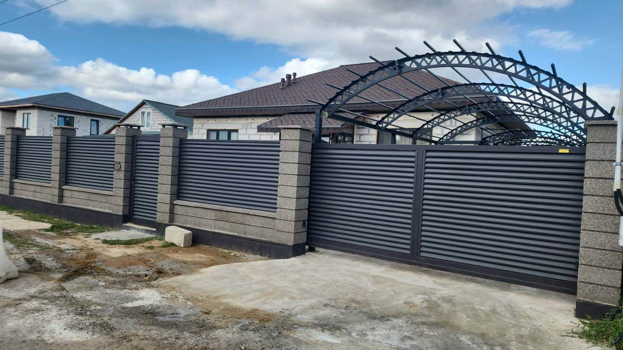 Забор-жалюзи из ламелей Реснички 27м RAL8019/8019 Темный Шоколад двусторонний МАТТЕ фото 2 в Ереване