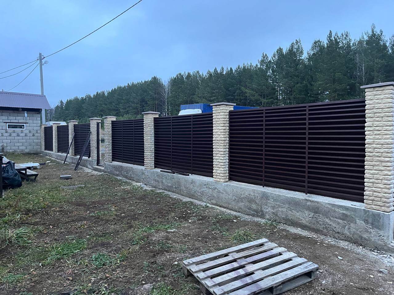Забор-жалюзи из ламелей ЭКО-Z 18м RAL8017/8017 Шоколад двусторонний фото 3 в Ереване