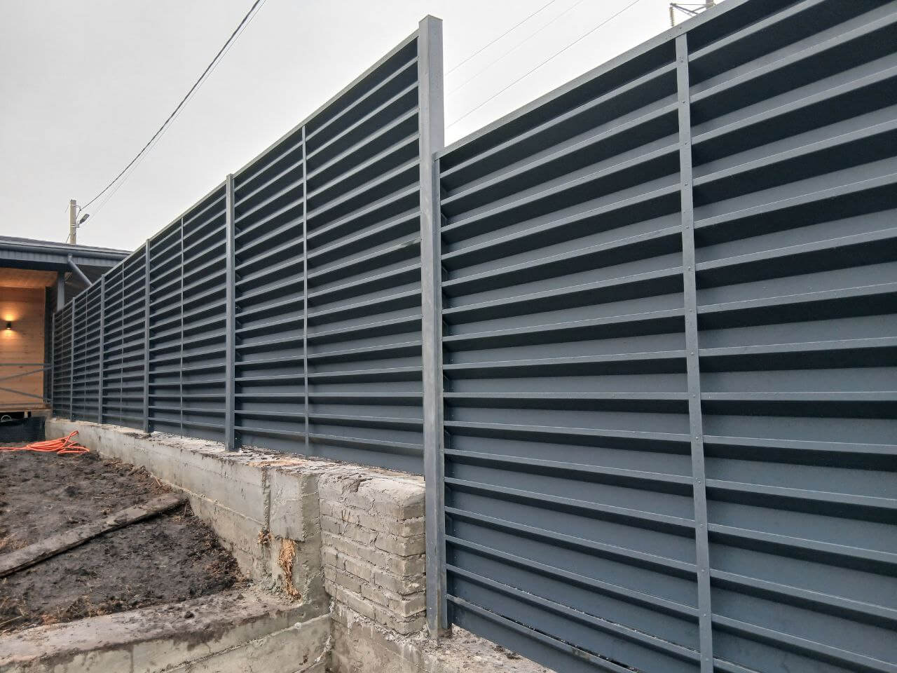 Забор-жалюзи из ламелей Хай-Тек 37м RAL7024/7024 Серый Графит двусторонний МАТТЕ фото 6 в Ереване