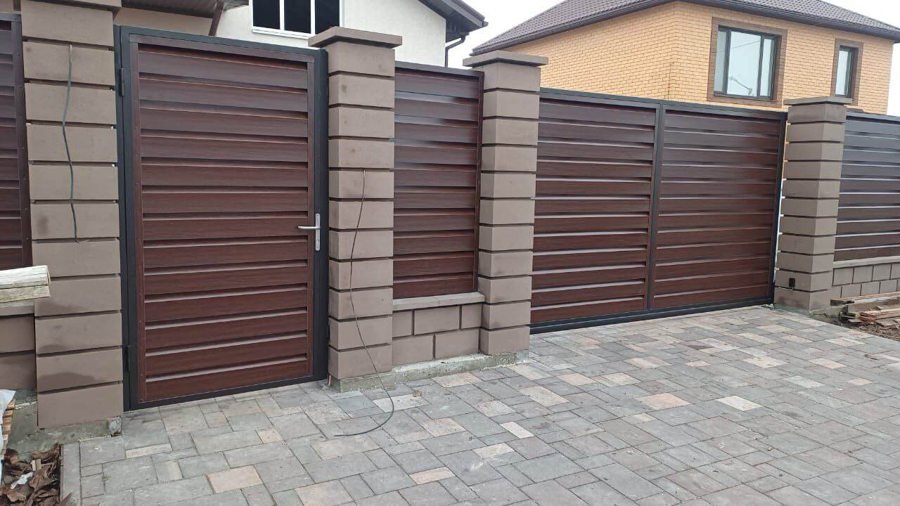 Забор-жалюзи из ламелей Хай-Тек 22м Бордовый Венге SteelArt в Ереване