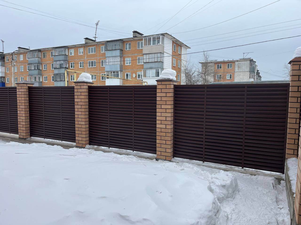 Забор-жалюзи из ламелей ЭКО-Z 87м RAL8017/8017 Шоколад двусторонний МАТТЕ фото 17 в Ереване