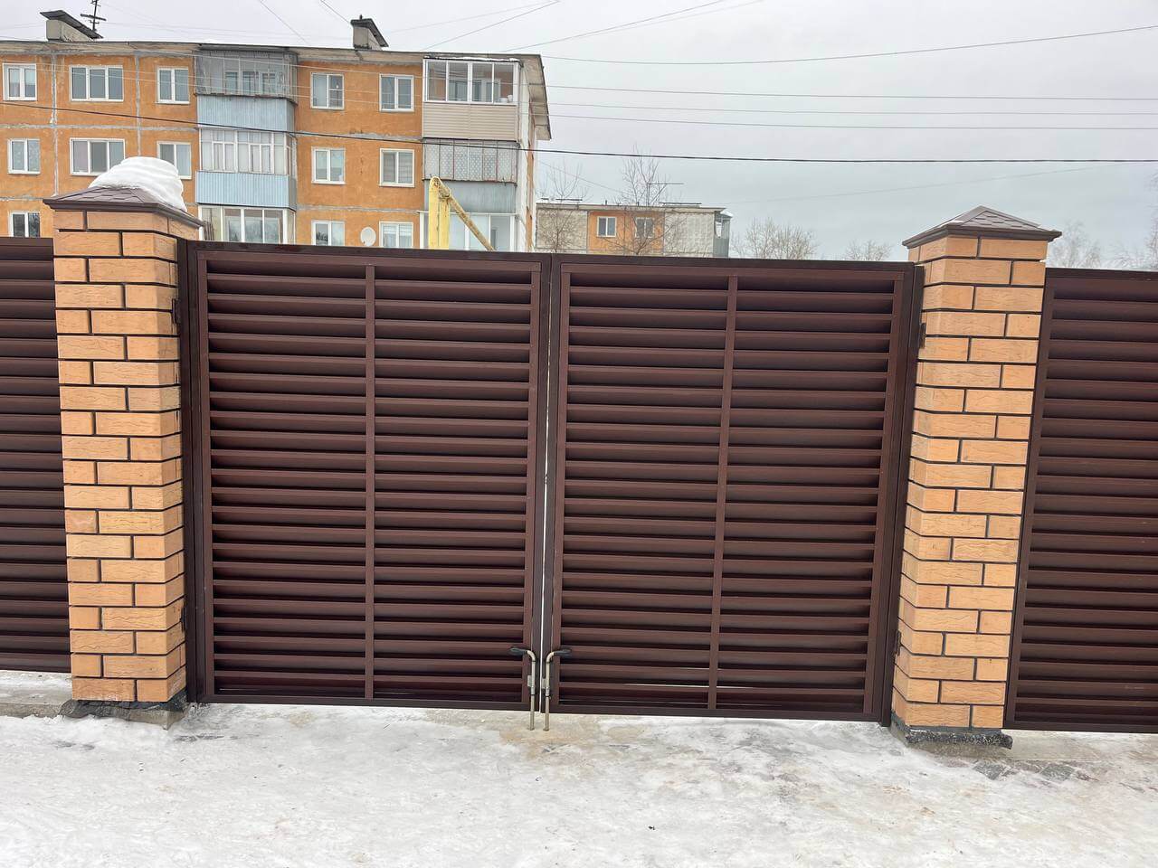 Забор-жалюзи из ламелей ЭКО-Z 87м RAL8017/8017 Шоколад двусторонний МАТТЕ фото 9 в Ереване