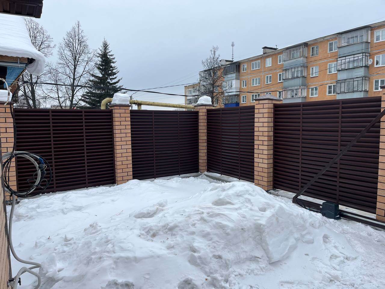 Забор-жалюзи из ламелей ЭКО-Z 87м RAL8017/8017 Шоколад двусторонний МАТТЕ фото 11 в Ереване