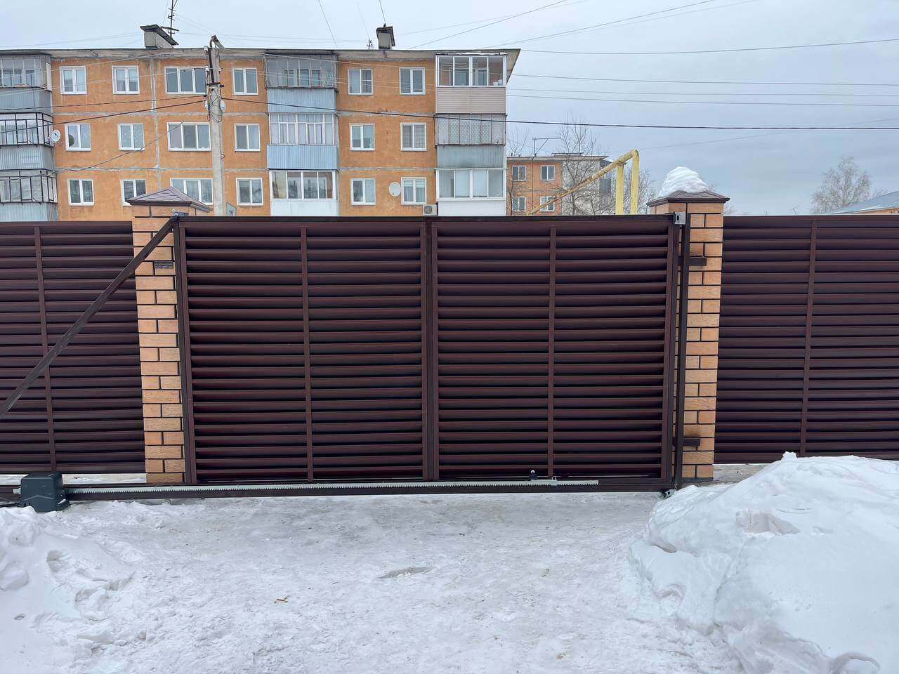 Забор-жалюзи из ламелей ЭКО-Z 87м RAL8017/8017 Шоколад двусторонний МАТТЕ фото 10 в Ереване