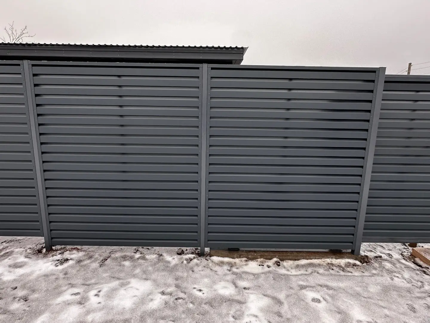 Забор-жалюзи из ламелей Хай-Тек 20м RAL7024/7024 Серый Графит двусторонний МАТТЕ фото 2 в Ереване