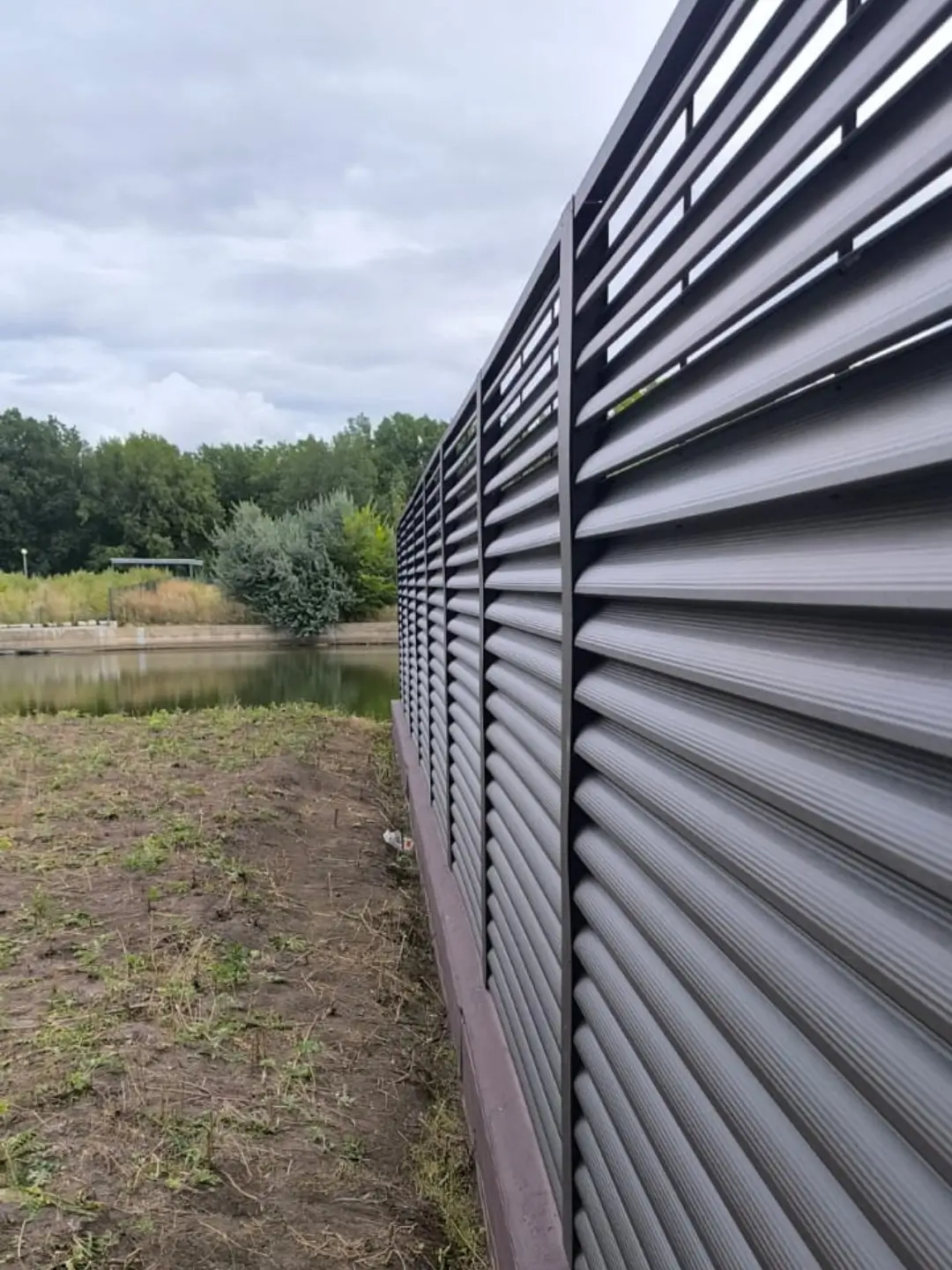Забор-жалюзи из ламелей еврожалюзи 86м RAL8019/8019 Темный Шоколад двусторонний МАТТЕ фото 7 в Ереване